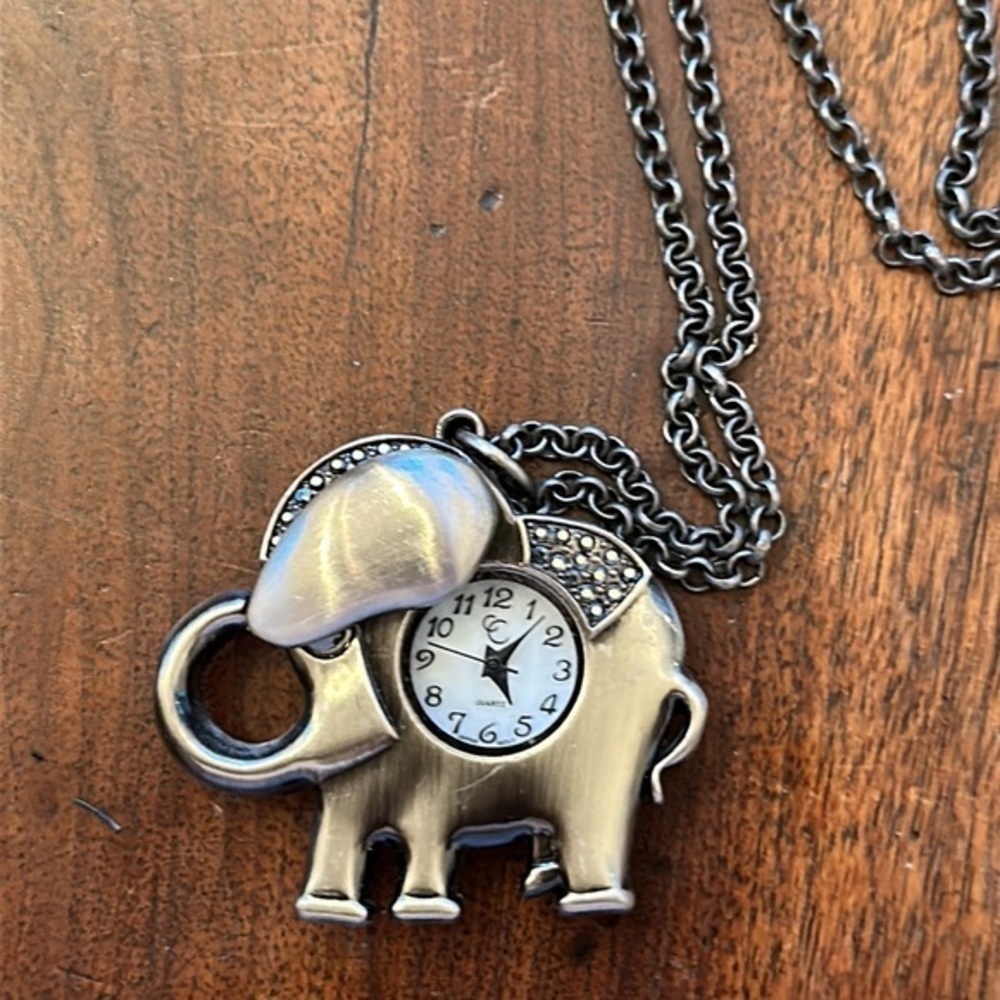 Vintage elephant quartz watch pendant with chain - Picture 2 of 3